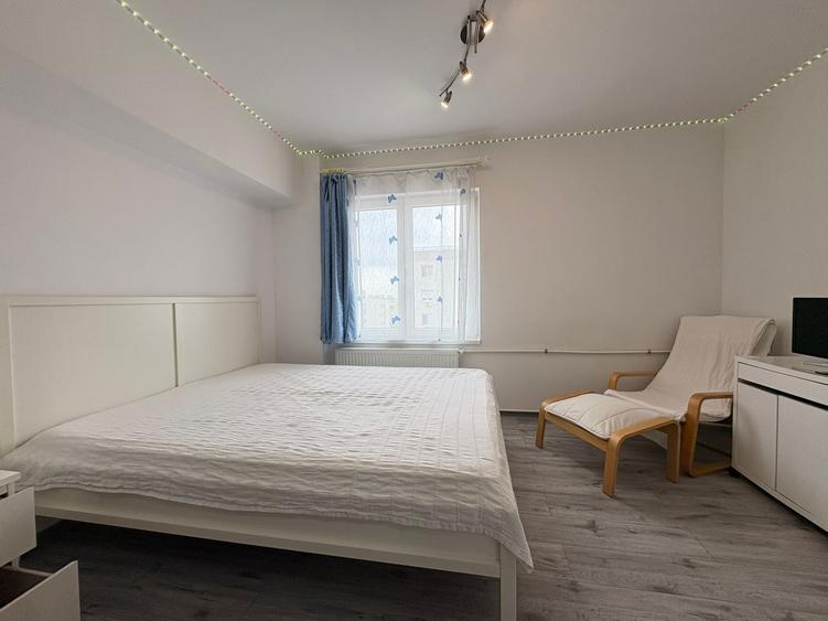 Apartament cu 3 camere semidecomandat, mobilat în Lujerului