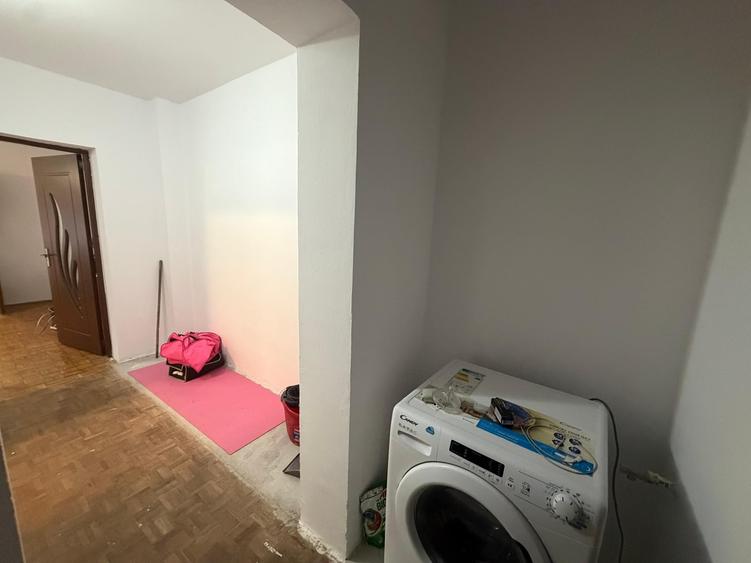 Apartament cu 3 camere semidecomandat, mobilat în Titan