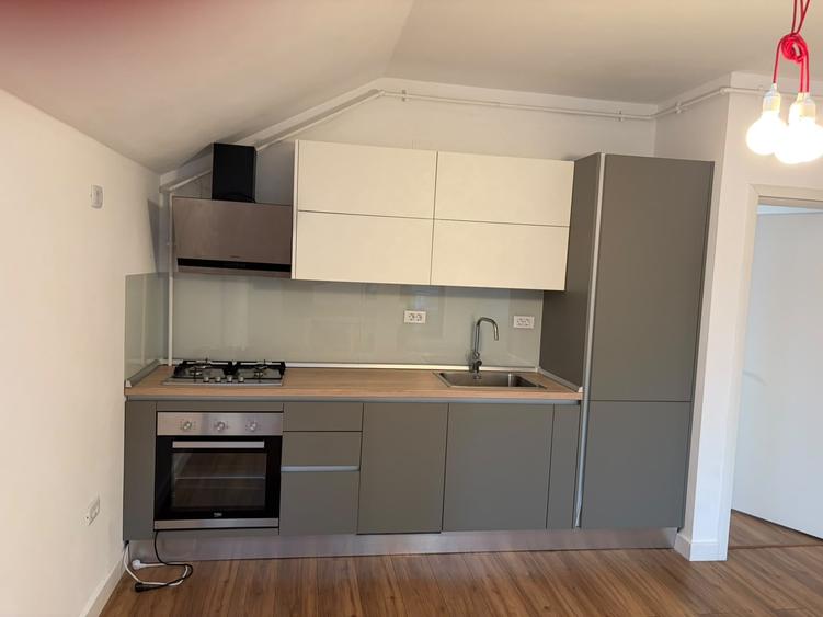 Apartament cu 3 camere semidecomandat, mobilat în Florilor