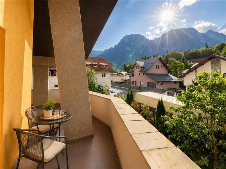 Casă cu 8 camere cu Garaj în Valea Alba