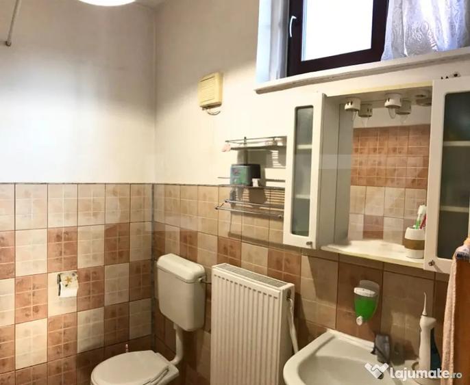 Apartament cu 4 camere semidecomandat în Cetate