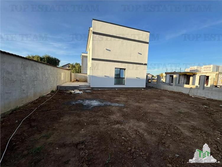 Casă individuală cu 4 camere cu Canalizare în Malu Mare