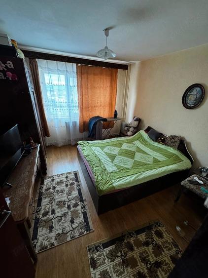 Apartament cu 3 camere decomandat în Crihala
