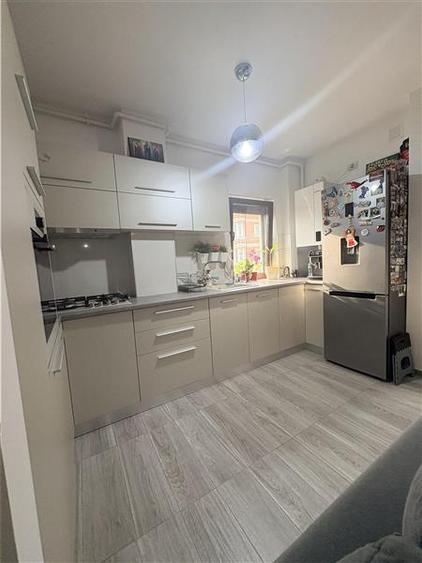 Apartament cu 3 camere decomandat, mobilat în Poarta 6
