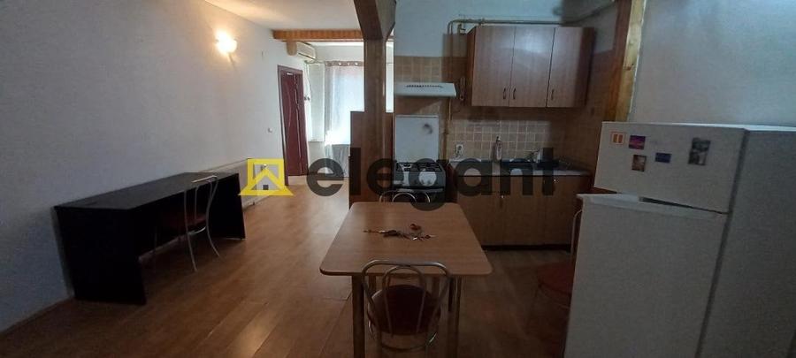 Casă individuală cu 11 camere cu Canalizare în Ultracentral