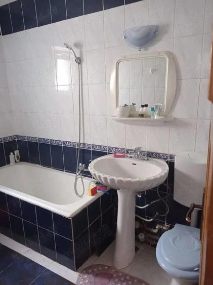 Apartament cu 3 camere semidecomandat în Traian