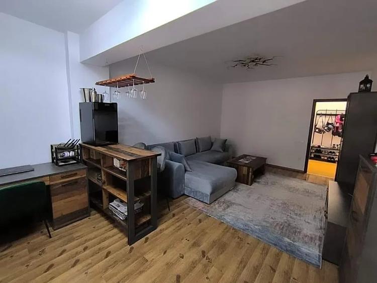 Apartament cu 3 camere semidecomandat, mobilat în Prelungirea Ghencea