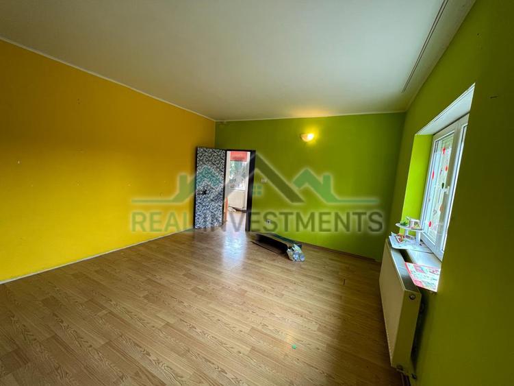 Casă cu 5 camere cu Teren 392 Mp în Intim