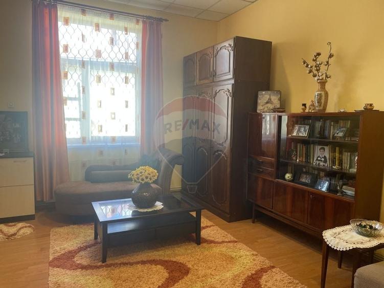 Apartament cu 3 camere semidecomandat, mobilat în Gară