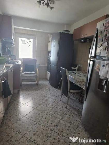 Apartament cu 3 camere decomandat în Sebastian