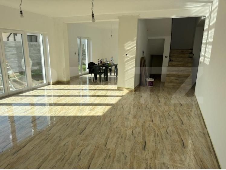 Casă individuală cu 5 camere cu Garaj în Dumbrăvița