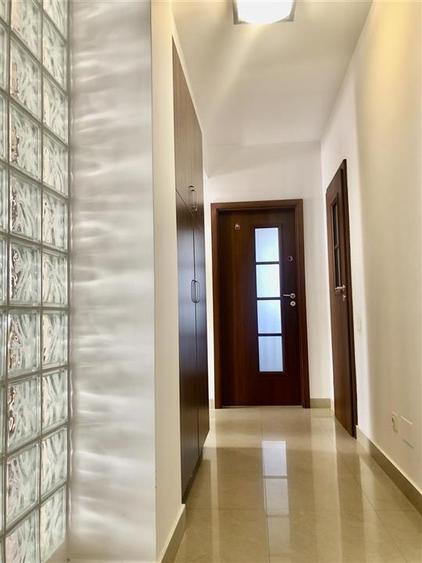 Apartament cu 3 camere decomandat în Tractorul