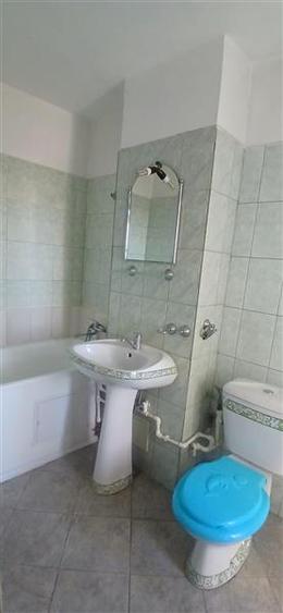 Apartament cu 3 camere decomandat în Micro 6