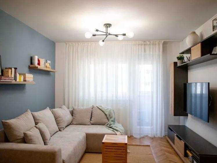 Apartament cu 2 camere decomandat, mobilat în P-ța Victoriei