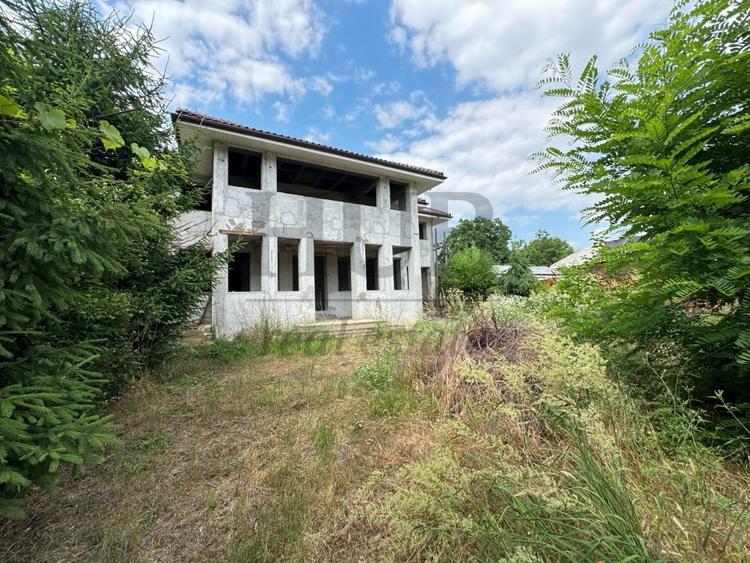 Casă individuală cu 6 camere cu Canalizare în Sascut