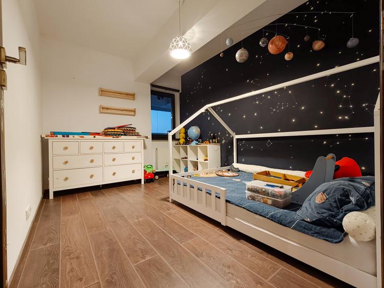 Apartament cu 3 camere decomandat în Uverturii