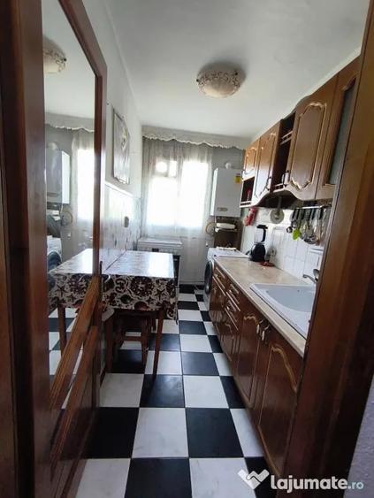 Apartament cu 3 camere semidecomandat în Dărmănești