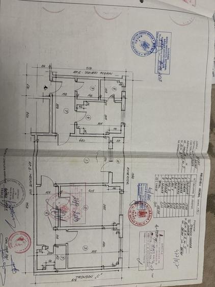 Apartament cu 3 camere semidecomandat în Mioriței