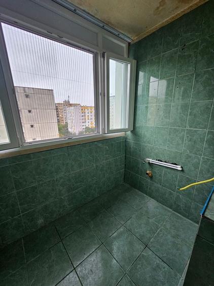 Apartament cu 3 camere semidecomandat în Rahova