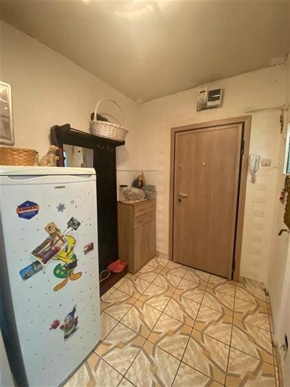 Apartament cu 3 camere semidecomandat, mobilat în Berceni
