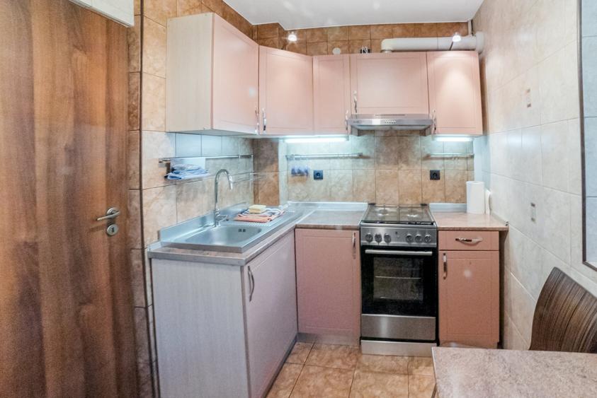 Apartament cu 3 camere semidecomandat în Baba Novac