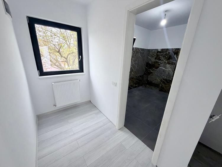 Duplex cu 7 camere cu Canalizare în Sud
