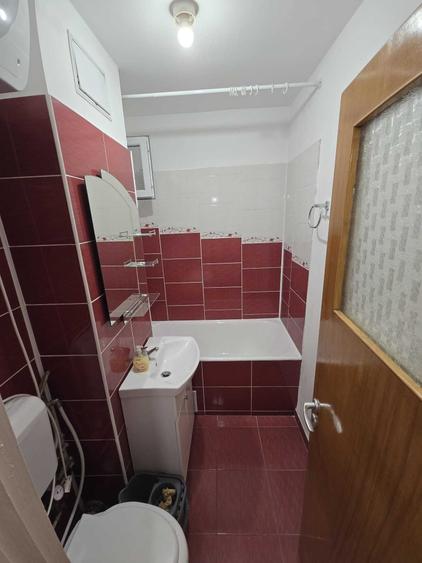 Apartament cu 3 camere semidecomandat în Colentina