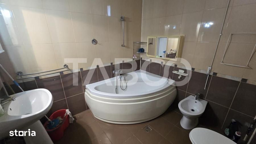 Apartament cu 4 camere decomandat, mobilat în Est