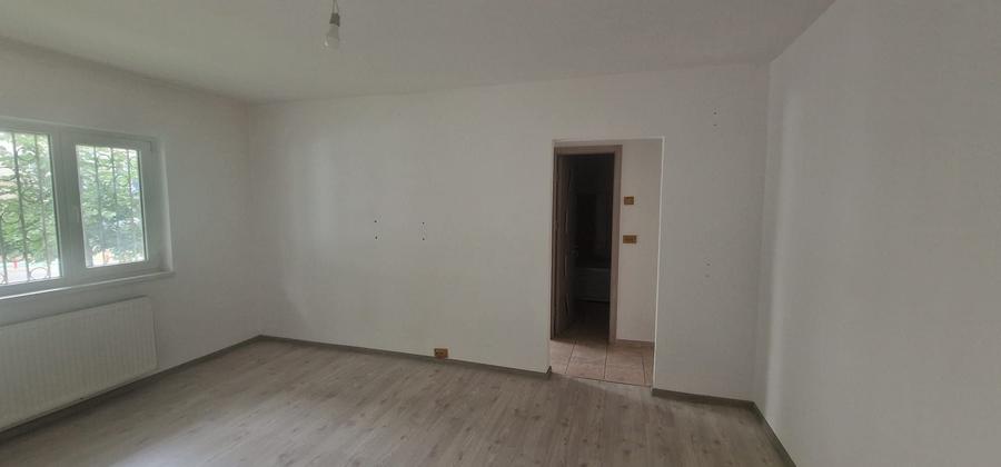 Inchiriez apartament 2 camere semidecomandat nemobilat zona Mioritei - 2