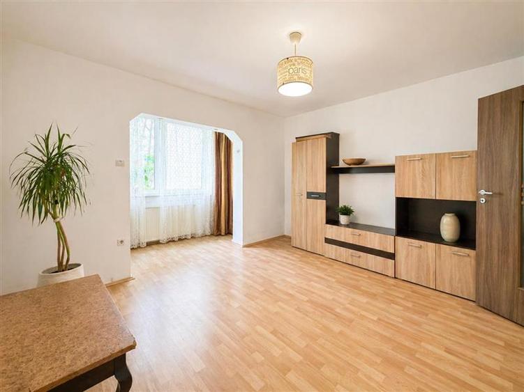 Apartament cu 3 camere semidecomandat în Dâmbu Pietros