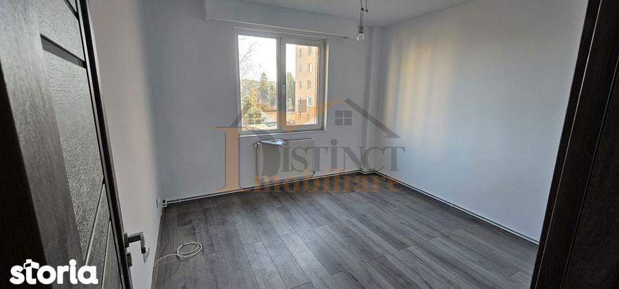 Apartament cu 3 camere decomandat în Astra