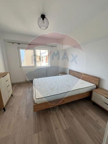 Apartament cu 4 camere decomandat, mobilat în Polivalentă