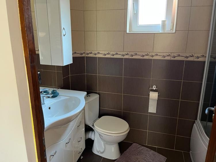 Casă individuală cu 4 camere cu Teren 126 Mp în Central