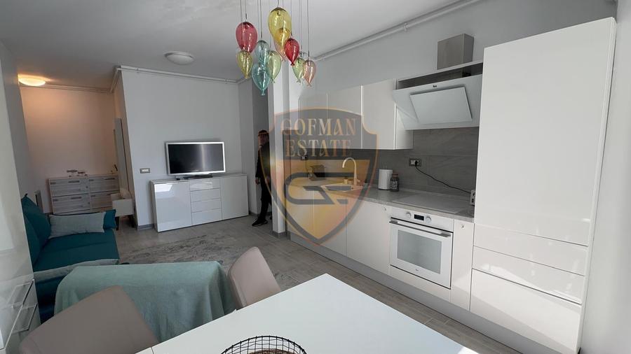 Apartament cu 3 camere semidecomandat, mobilat în Nord