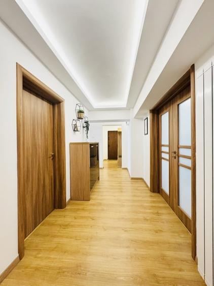 Apartament cu 4 camere decomandat, mobilat în Decebal