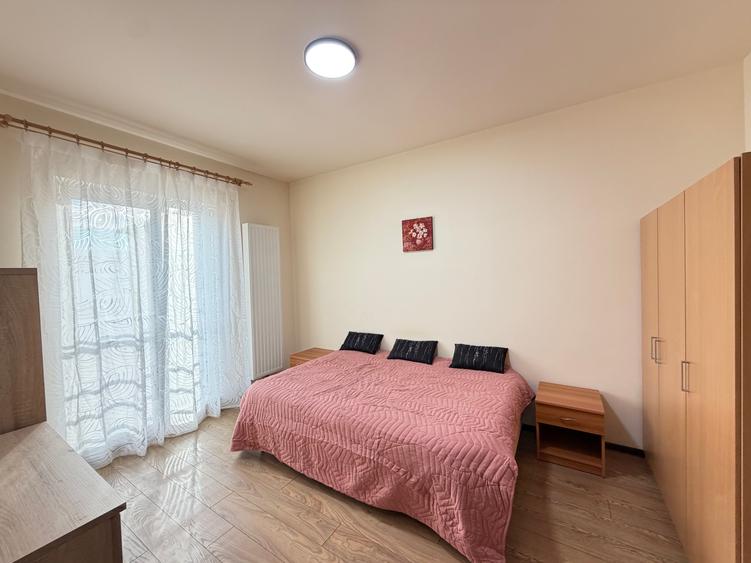 Apartament cu 3 camere semidecomandat în Aradului