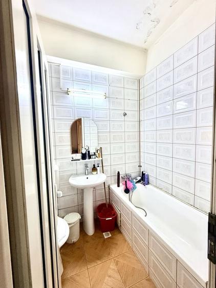 Apartament cu 3 camere semidecomandat în Bucureștii Noi