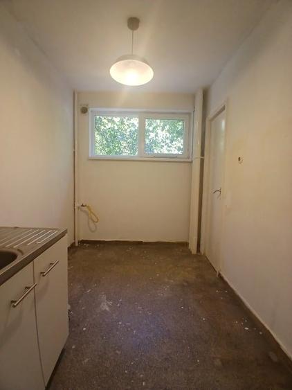 Apartament cu 3 camere semidecomandat în Obor