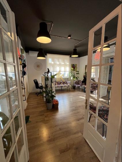 Apartament cu 4 camere semidecomandat, mobilat în Romană