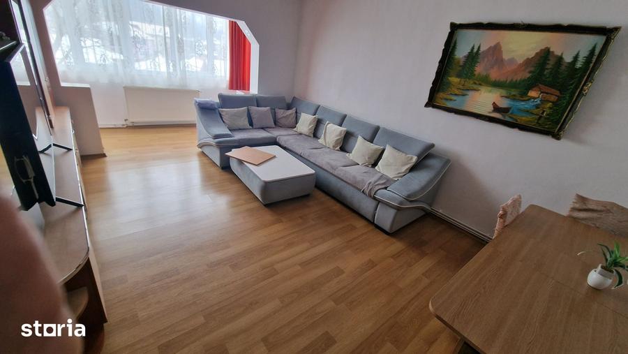 Apartament cu 3 camere decomandat în Tractorul