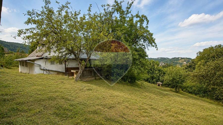 Casă individuală cu 3 camere cu Teren 1498 Mp în Schei