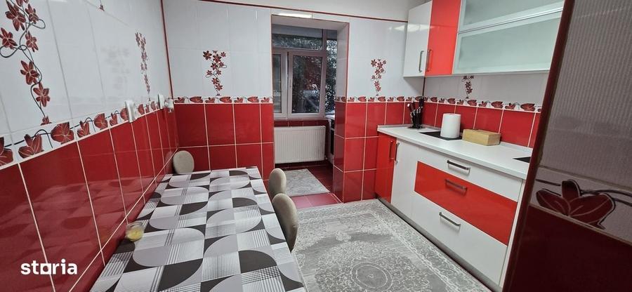 Apartament cu 3 camere decomandat în Micro 3