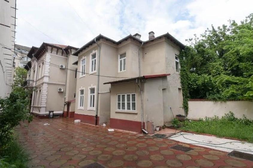 Casă cu 10 camere cu Teren 750 Mp în P-ța Romană