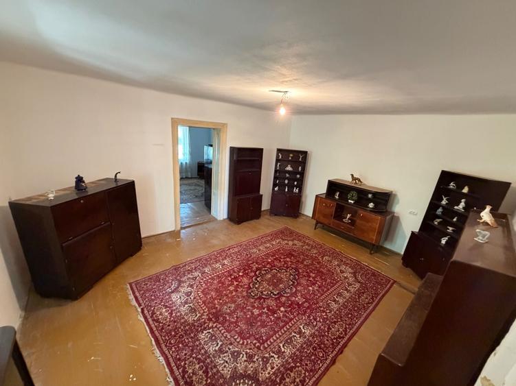 Casă cu 3 camere cu Teren 1300 Mp în Central