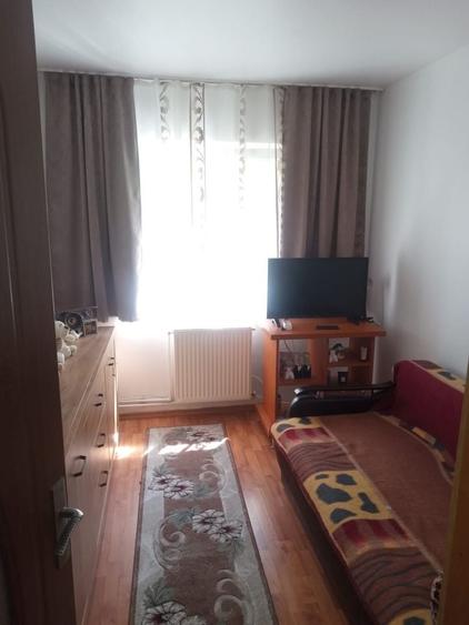 Apartament cu 4 camere semidecomandat în Petros