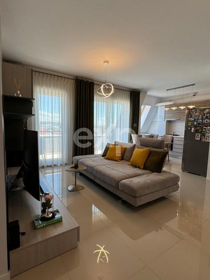 Apartament cu 3 camere semidecomandat în Între Lacuri