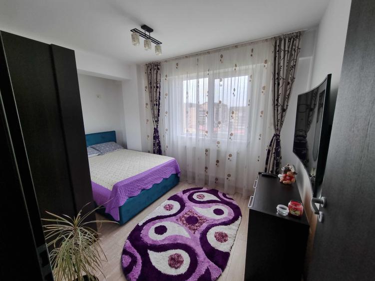 Apartament cu 3 camere decomandat în Roșu