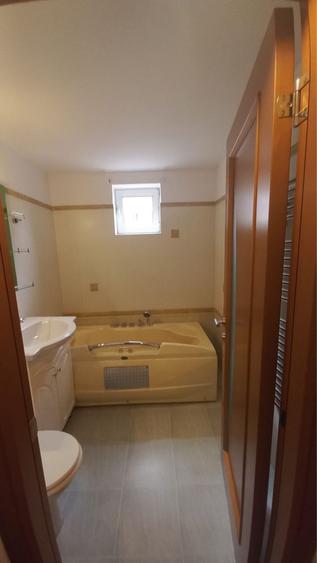 Apartament cu 3 camere semidecomandat în Olteniței