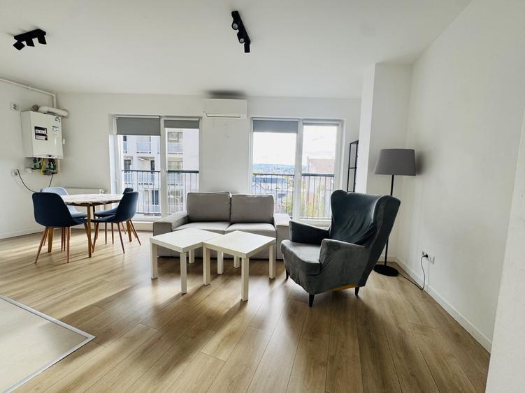 Apartament cu 3 camere semidecomandat, mobilat în Central