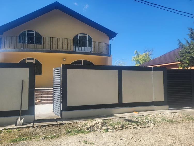 Casă cu 4 camere cu Teren 300 Mp în Năvodari